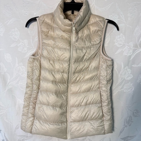 Uniqlo Womens Ultra Light Down Vest Cream Packable Fall Winter XS Casual Outdoor - Picture 2 of 15